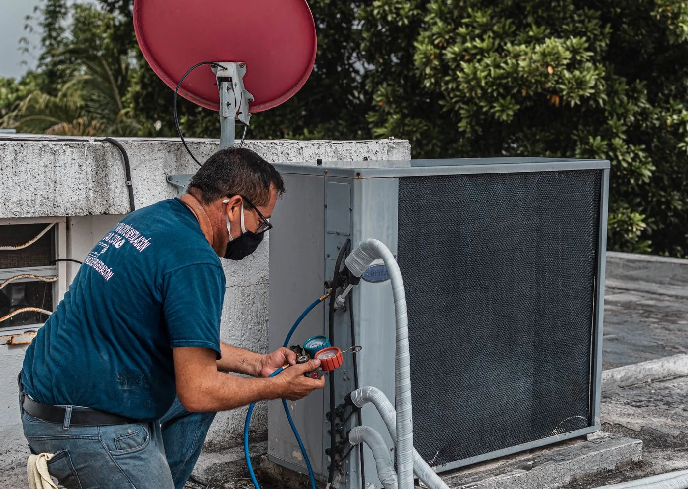 Outdoor cold-climate heat pump unit